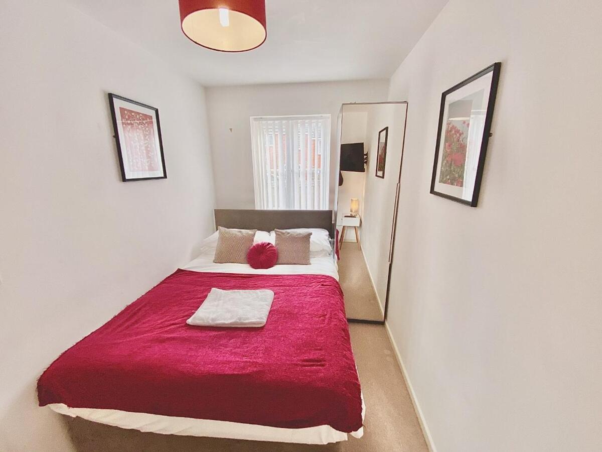 Bright Bedrooms in Walsall -Modern 3 Bathrooms-Sleeps 9 - Bed and Breakfast Walsall