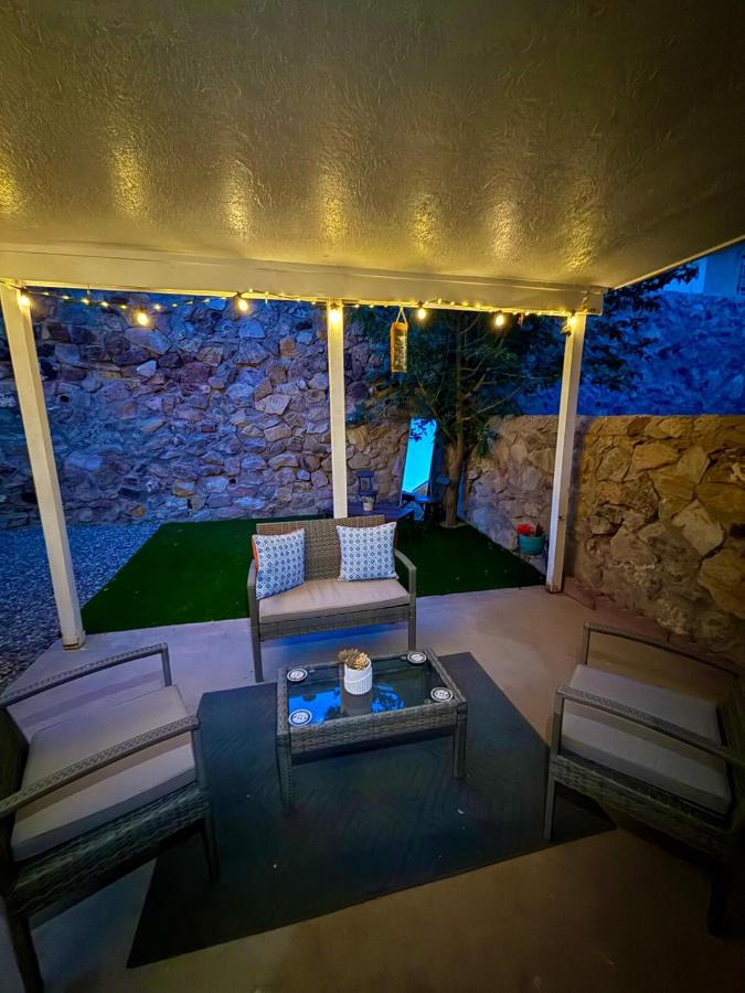 3 bedroom 2 and a half bathroom Townhome - B&B El Paso