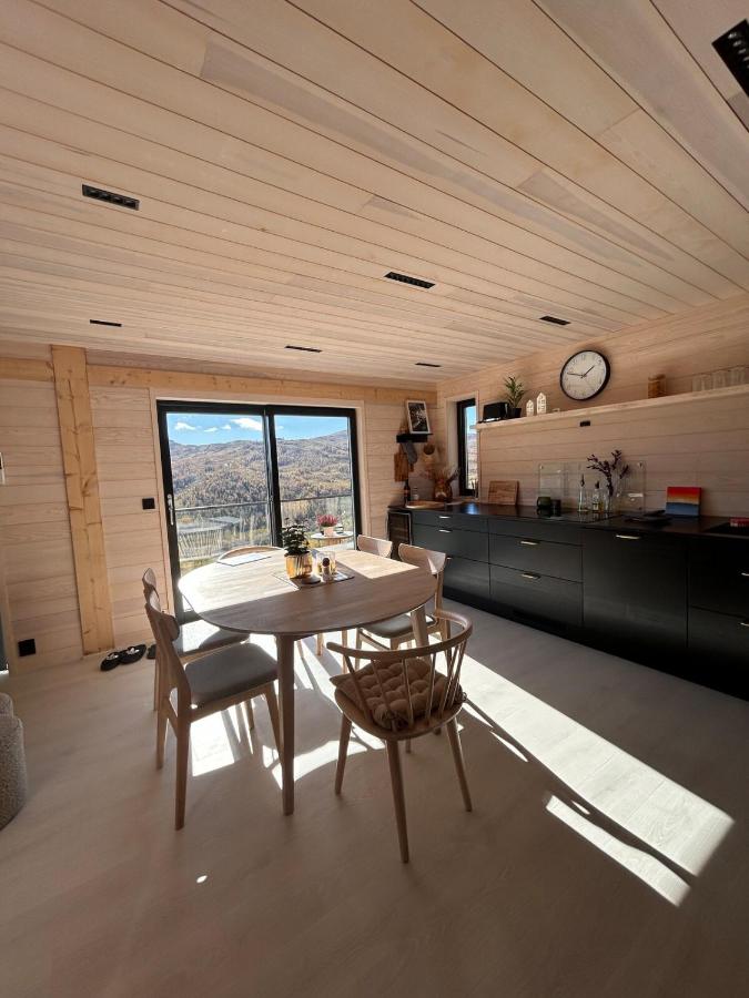 Moderne fjellhytte med panoramautsikt, ski in out - B&B Sogndal