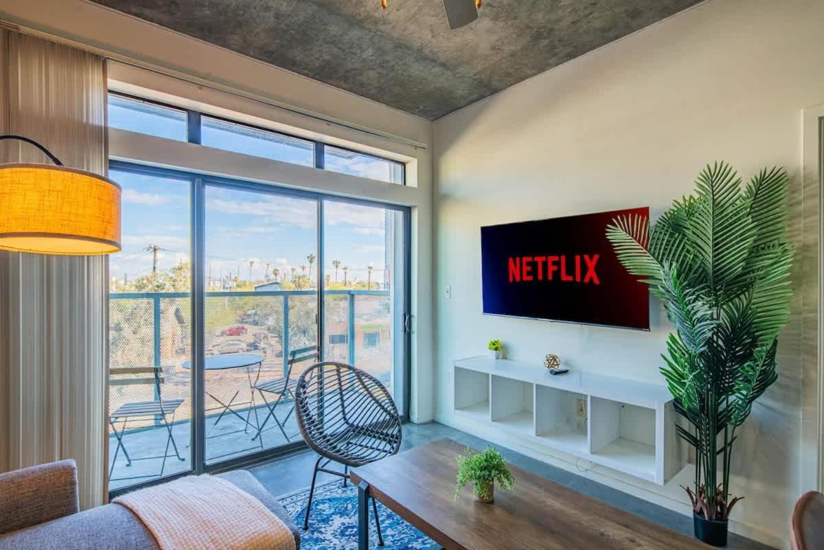 2BR , Roosevelt Row , Sleeps 8 , Pool,Gym,Parking - Bed and Breakfast