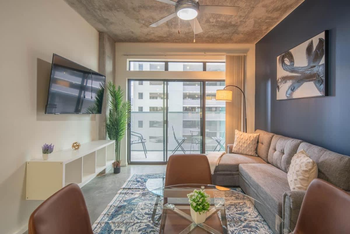 Charming 2BD - Central Downtown - Gym, Pool, Parking - Bed and Breakfast