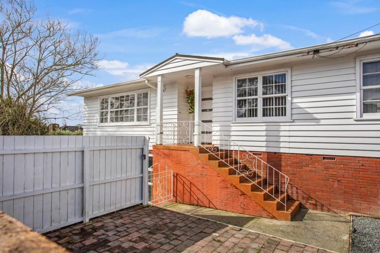 Sunlit Glow Spacious 5BR Home on Ladies Mile - B&B Auckland