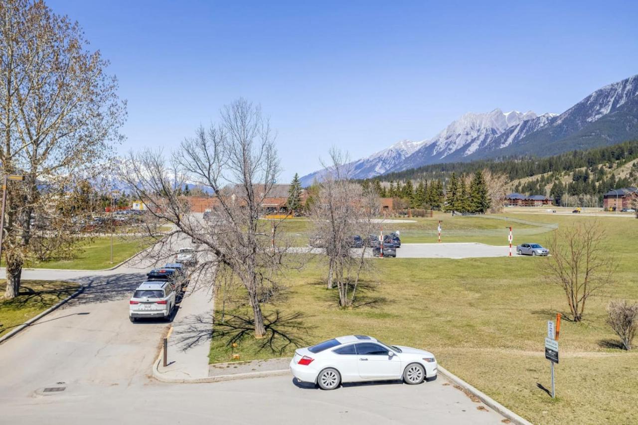 Serene 1BR Retreat with Mountain Views - Bed and Breakfast Canmore