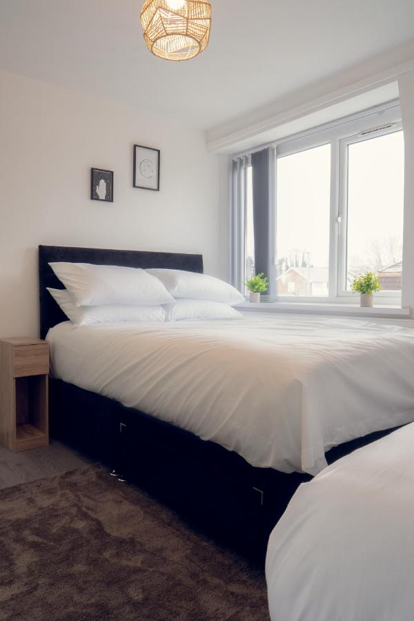 7 Bed House - Close to A46 - B&B