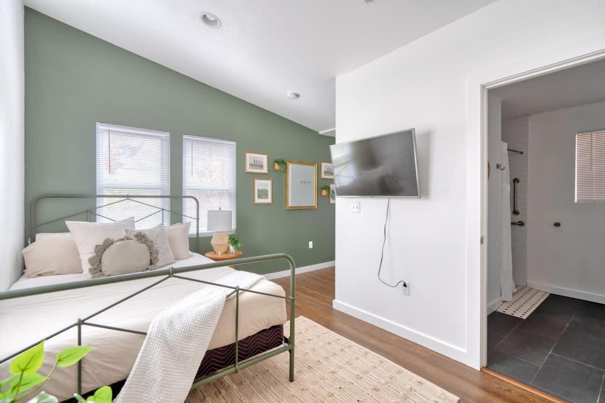 Stay Portland - Urban Cabin Studio - Breweries & Local Eateries - Bed and Breakfast