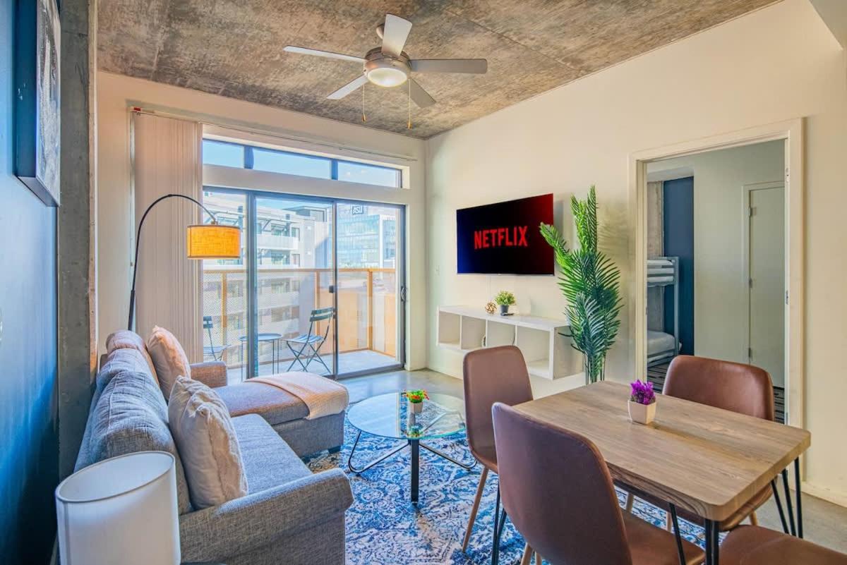 2BR Roosevelt Row Gym Pool Parking Sleeps 8 - Bed and Breakfast Phoenix