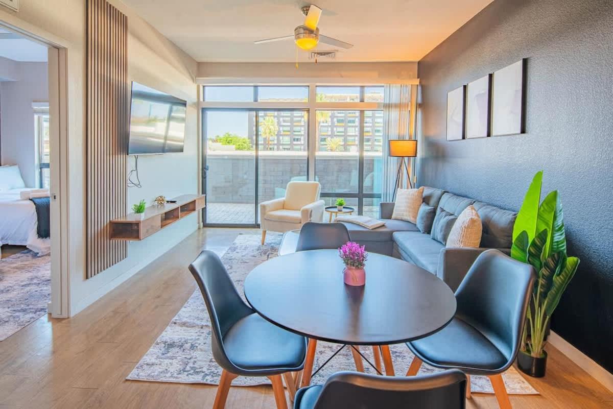 Homey 1BD - DT PHX - Parking, Gym, Pool - Sleeps 6 - Bed and Breakfast