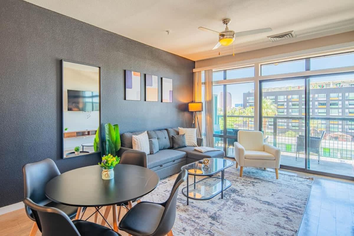 Fancy 1BD - DT PHX - Parkin, Gym, Pool - Sleeps 6 - Bed and Breakfast