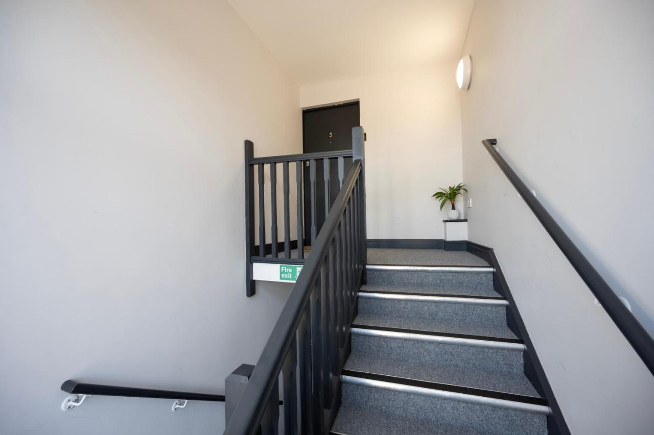 Modern 2 Bedroom Flat, Central Chatham, Self Check-in - B&B Chatham