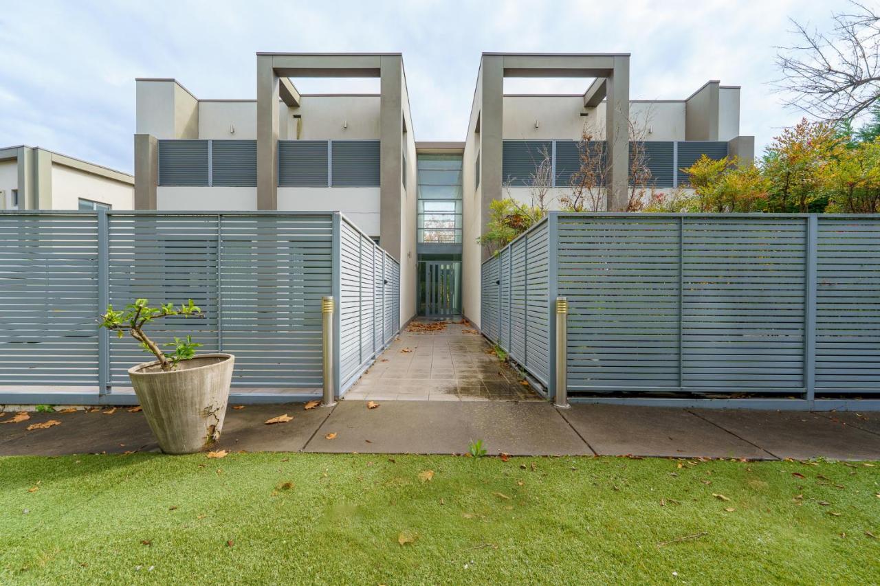 Modern Stay in Campbell Near Canberra Centre - Hosted by Canstay - B&B