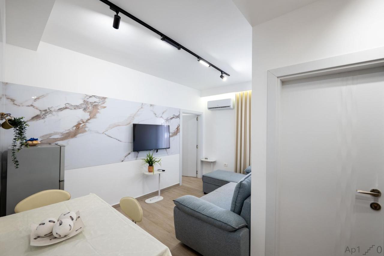 Deluxe One-Bedroom Apartment
