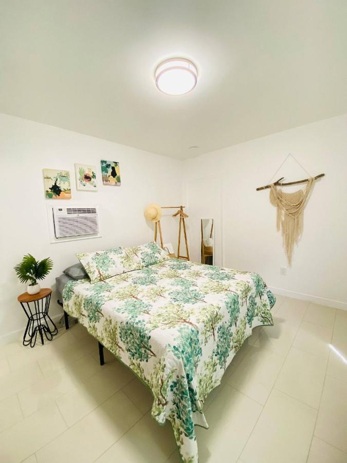 Walk to Calle 8 - Authentic Cuban Experience (3D) - Bed and Breakfast Miami