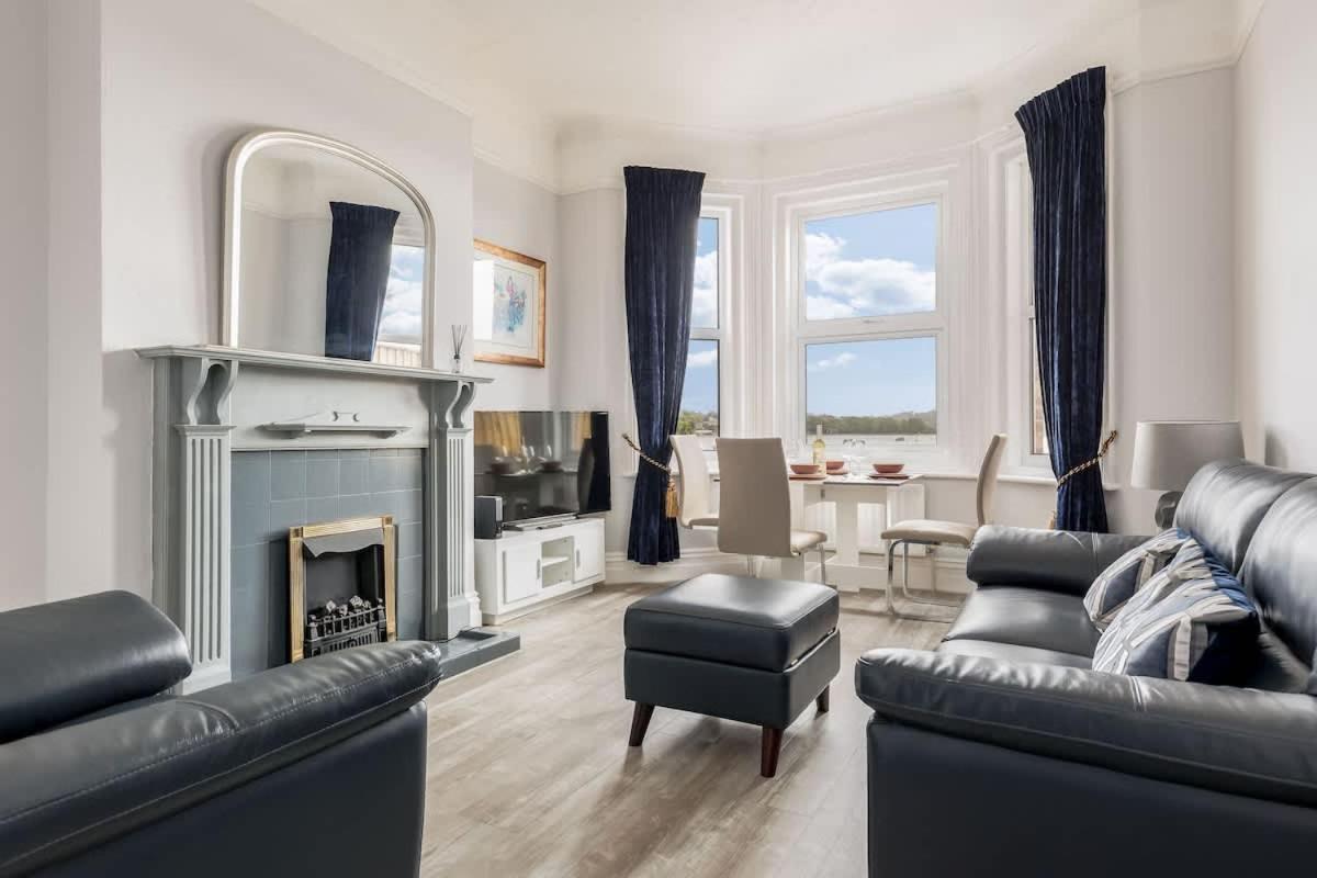 Swan Lake - Stunning Lakeside Apartment with Private Garden - B&B