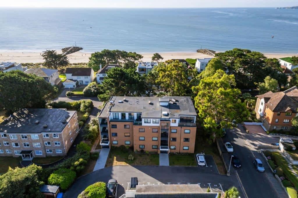 Sandy Shores - Moments from Blue Flag Sandbanks Beach - B&B Poole