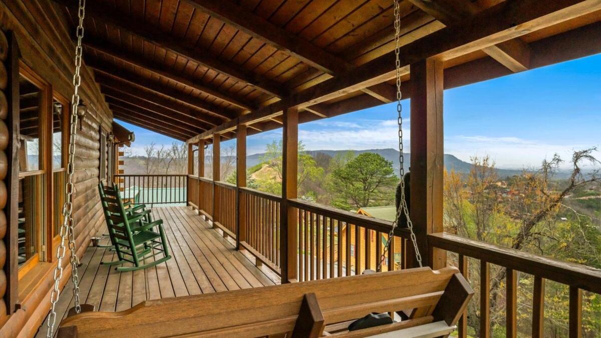 Cozy Black Bear Cabin porch swing & stunning views - B&B