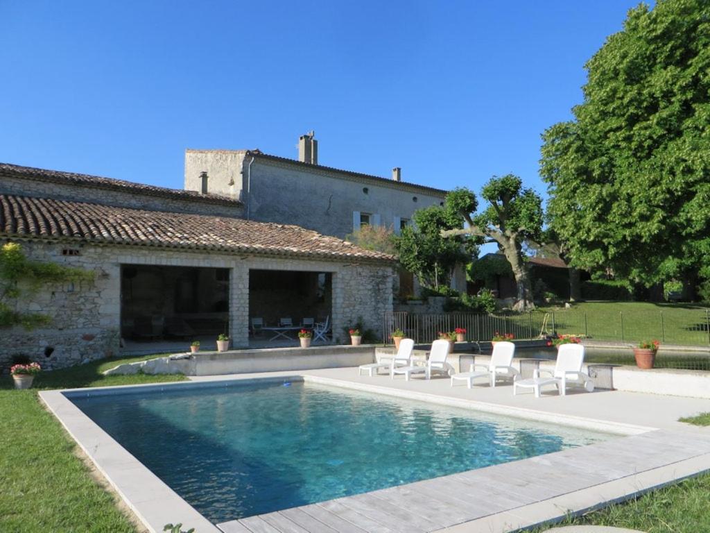 Gites le Fabras, espace de verdure, piscine collective et jeux - B&B La Bâtie-Rolland