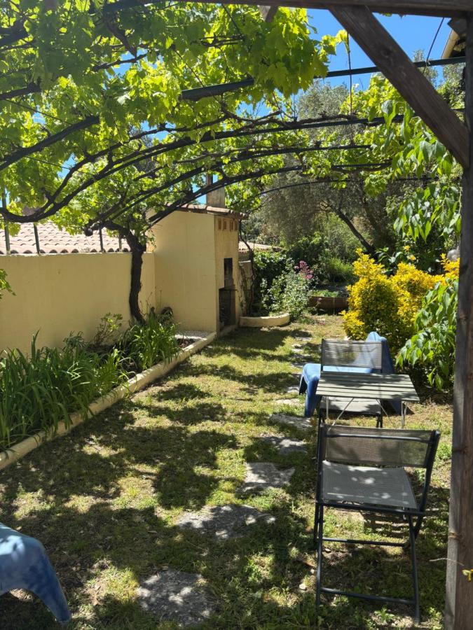 Évasion en Provence Bas de Villa avec Jardin & Vignes, Soleil & Fraîcheur - Chambres d’hôtes
