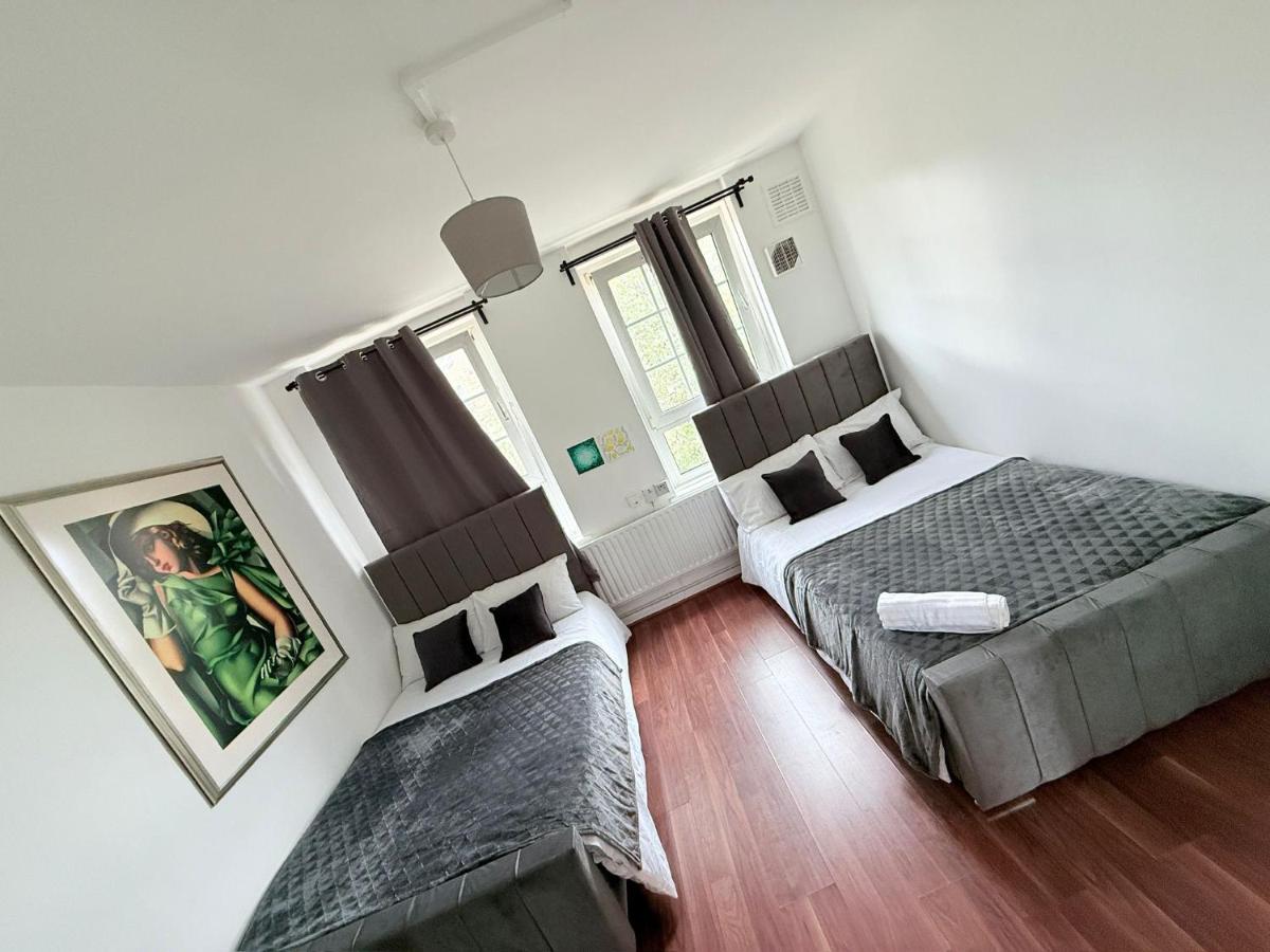 Shadwell chic stay- twin private room with shared bathroom for 4 people , 3 minutes to station, near central London - B&B Londra