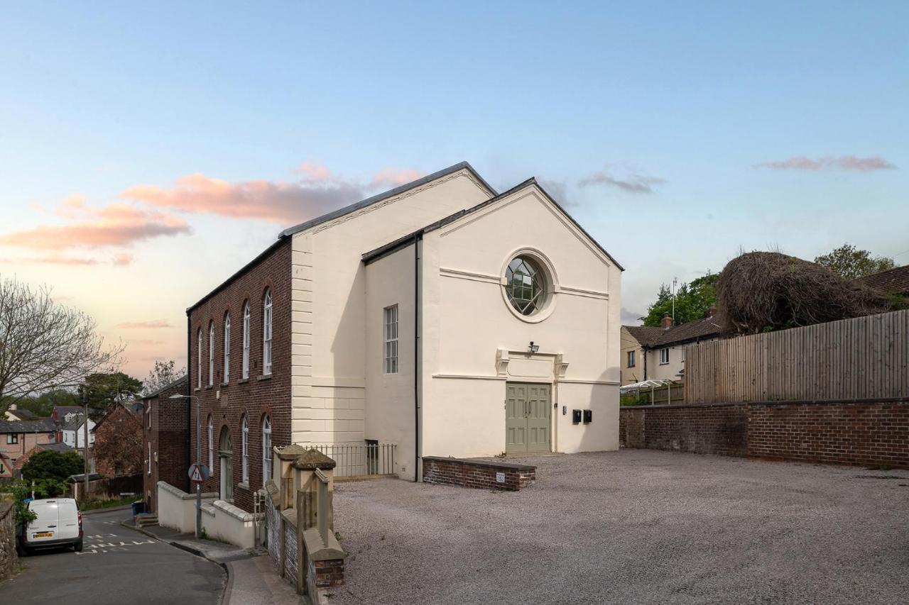 Charming 2 Bedroom Apartment in a Converted Chapel - Free Parking, Smart TV, Fast WiFi and Self-Check-In by Yoko Property - B&B