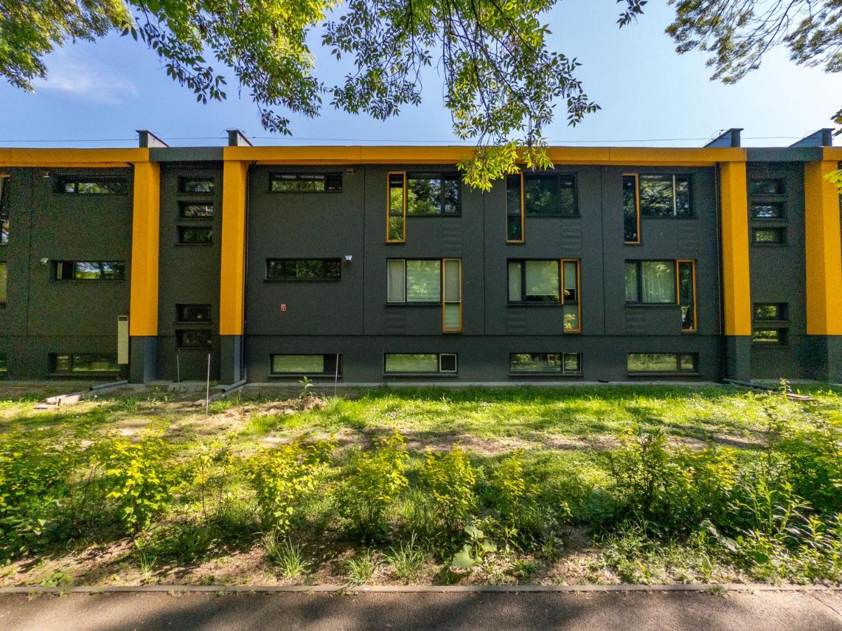 Apartament Fala By Metro No-AC Rolety Blackout A Fan Self-CheckIn Parkview 30min Metro to Narodowy Stadium Klub Stodoła SGH Public Parking Fast WiFi - Chambres d'hôtes Varsovie