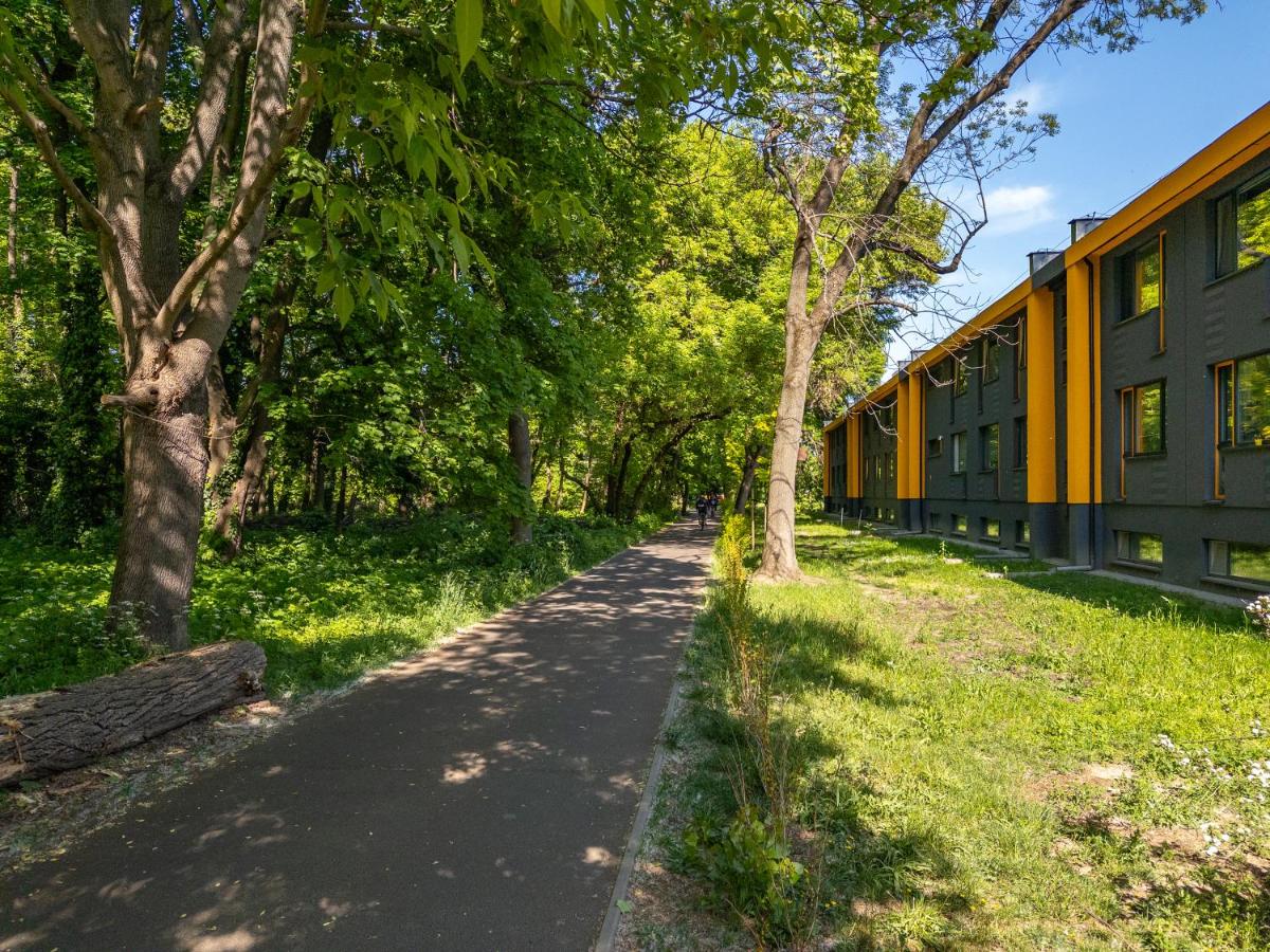 Apartament Fala By Metro No-AC Rolety Blackout A Fan Self-CheckIn Parkview 30min Metro to Narodowy Stadium Klub Stodoła SGH Public Parking Fast WiFi - Chambres d'hôtes Varsovie