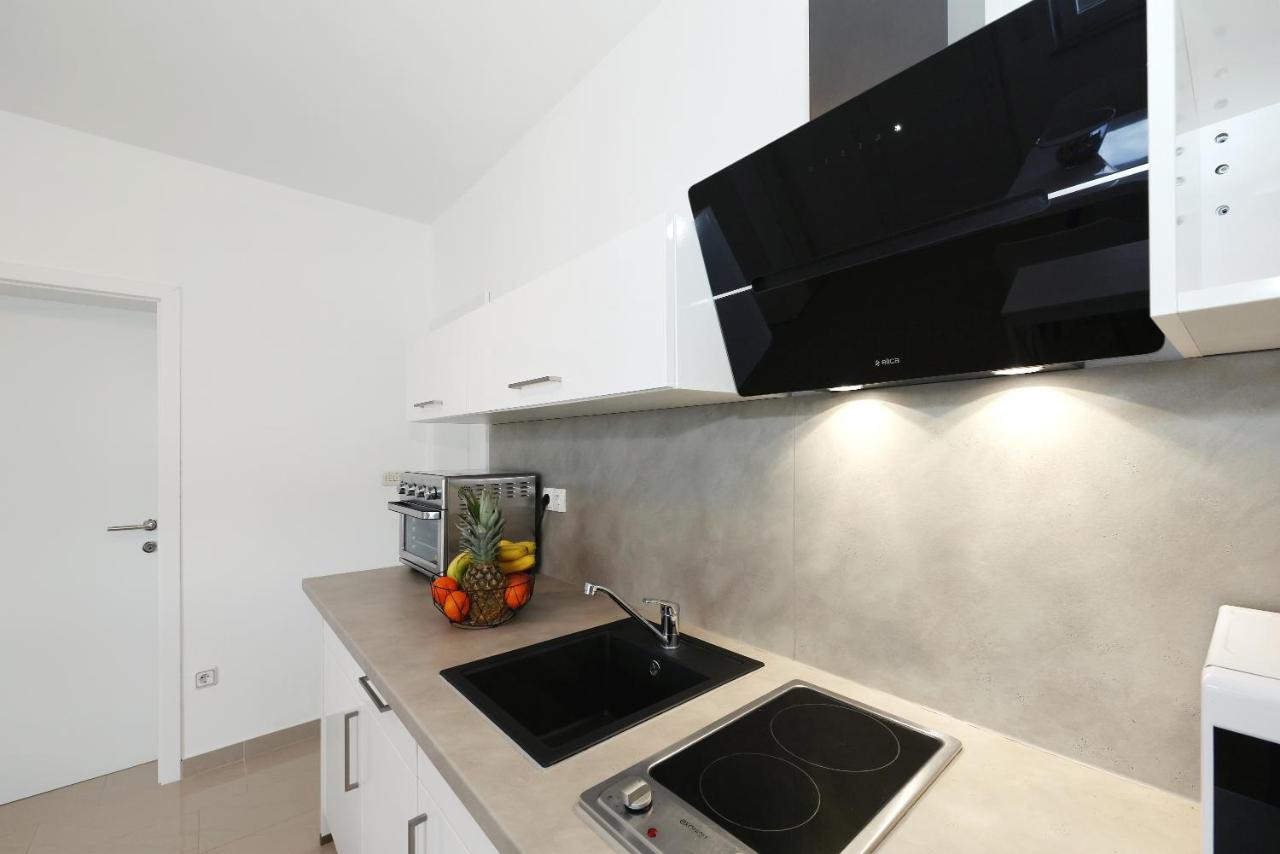 Apartments ROSINI, 300m from the beach with shared tavern and bikes, Nin - Chambres d'hôtes Nin