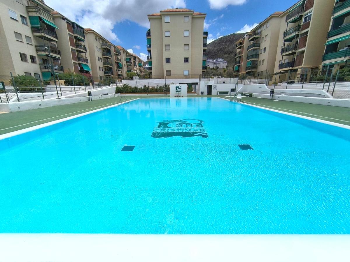 SUN APARTMENT - 3 bedrooms, priv parking, pool, AC, tv channels, fibre net - Bed and Breakfast