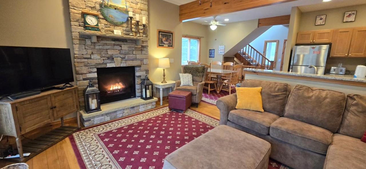 Our Heart's Desire- spacious 3 BR condo with hot tub in great location! - Ferienwohnung McHenry