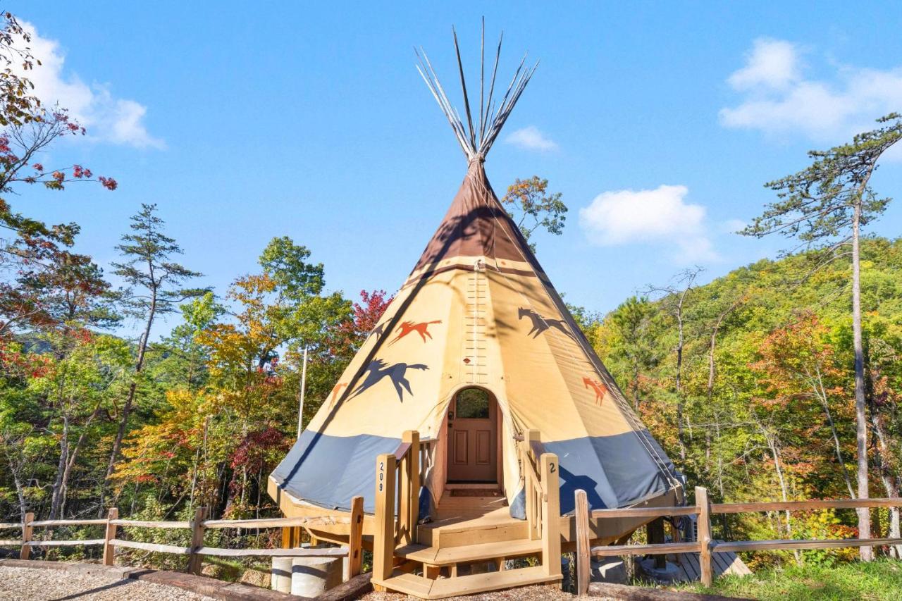 Flyin' Horse Teepee, Free Tickets, NO catch! - B&B