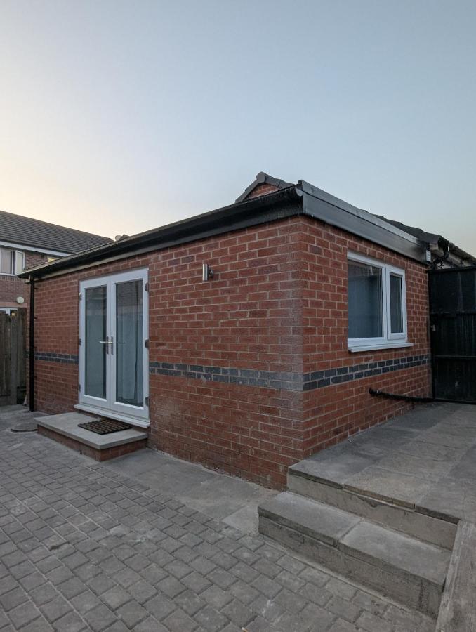 Newly Furnished Guest House Near City Centre - B&B