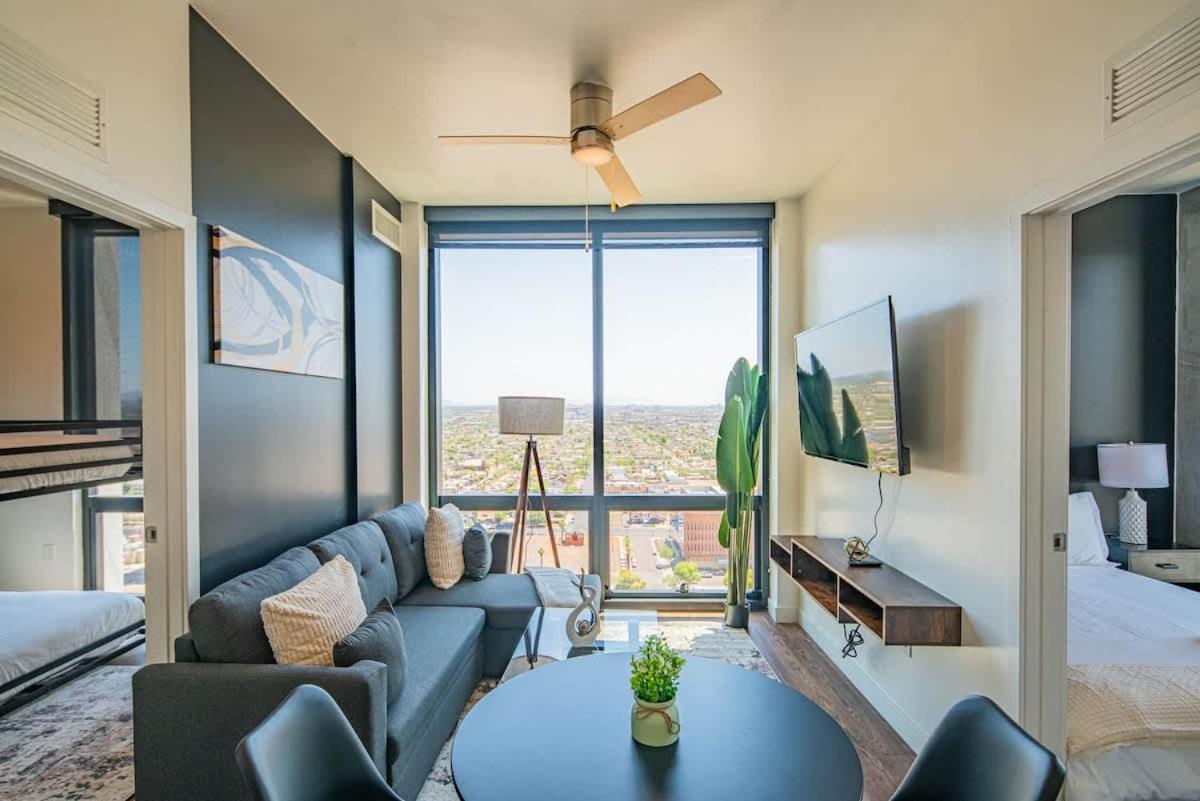 Detailed 2BD, HighRise DT, Pool, Gym, Parking, Sleeps 5 - Bed and Breakfast