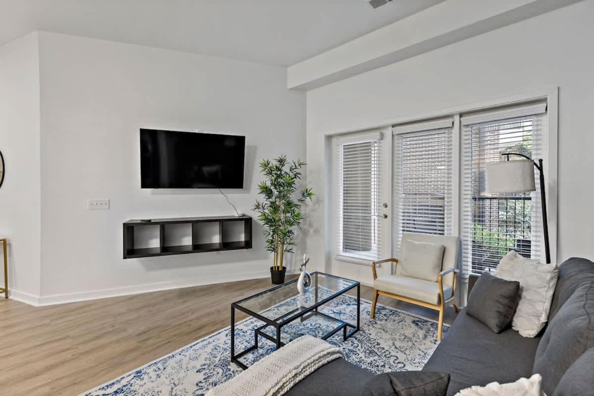 Spacious 2BD - 5 Min DT, Gym, Parking, W-D - Sleep 12 - B&B
