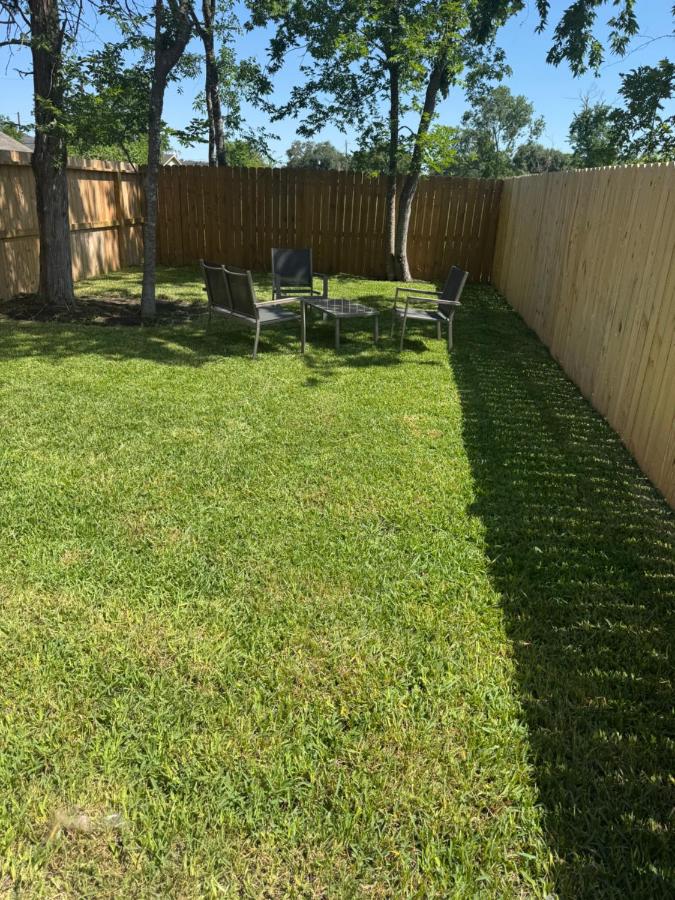 Modern 2 Bedroom All-En-Suite Near Downtown with EV Socket - B&B Houston