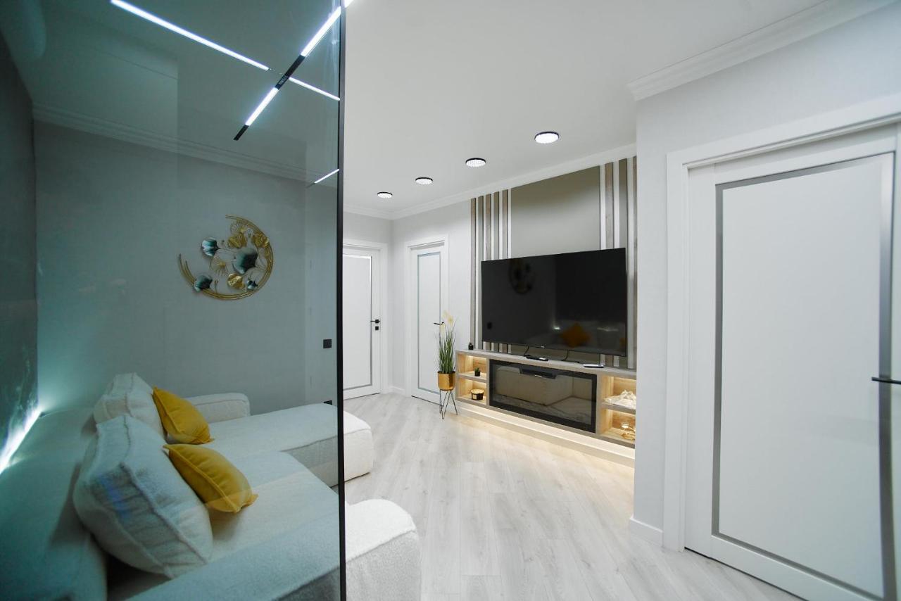 Designer Apartment with 2 Bedrooms, Full Kitchen, Rain Shower & Coffee Station and Netflix - GrandStay - Ferienwohnung Chişinău
