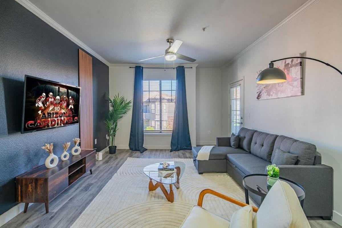 Elegant 1BD King Bed, Pool, Hot Tub, Gym, Parking - B&B
