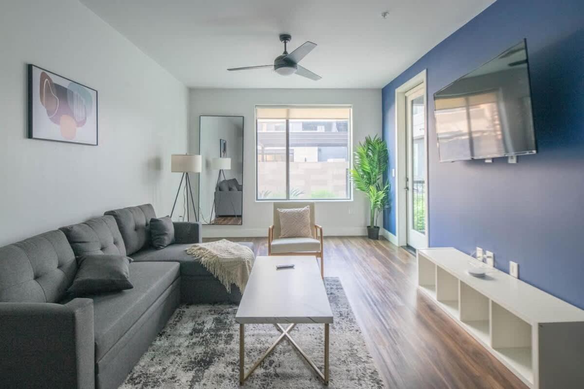 Modern 1BD - Pool, Gym, Parking, W-D - Sleeps 4 - Bed and Breakfast Tempe