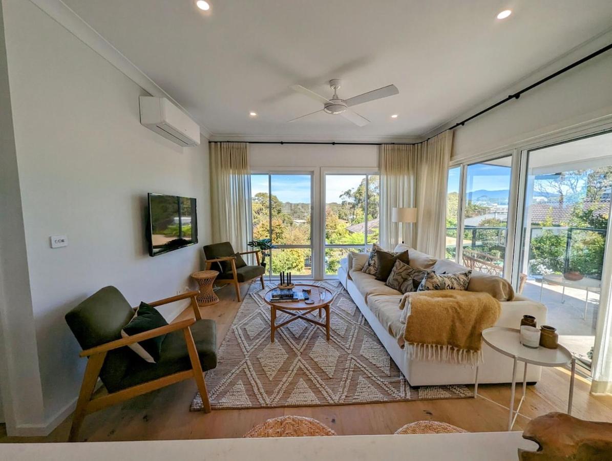 Stylish Seaside Retreat with Spa - B&B Narooma