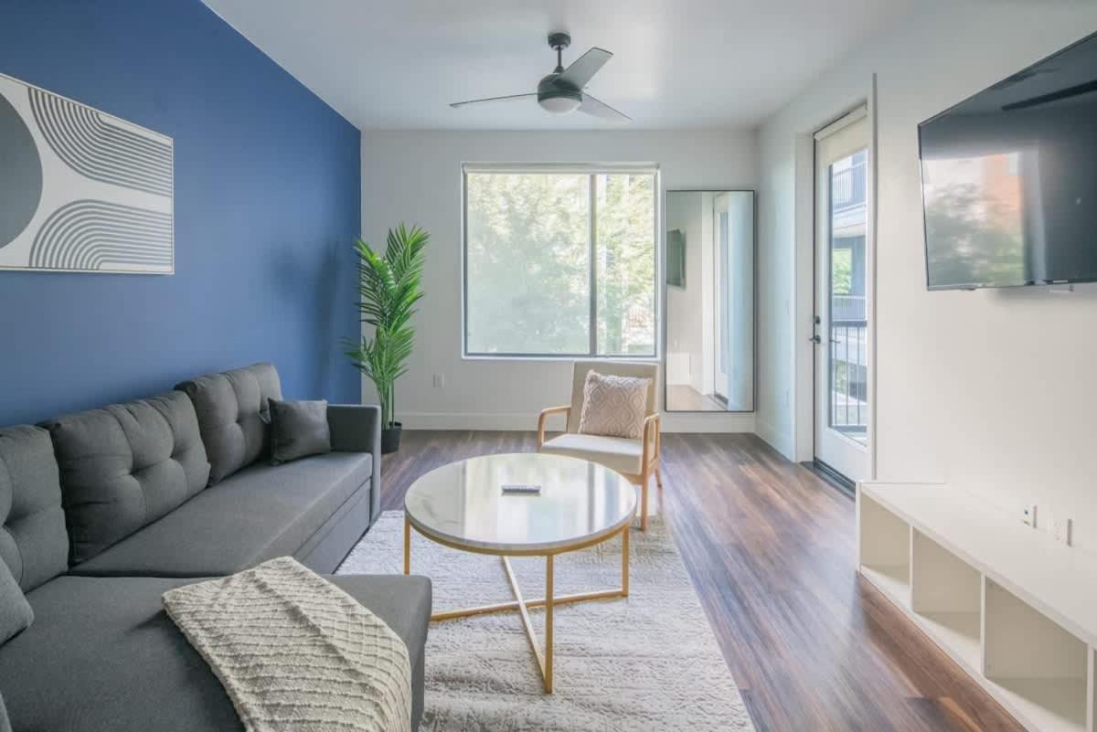 Charming 1BD - Pool, Gym, Parking, W-D - Sleeps 4 - Bed and Breakfast