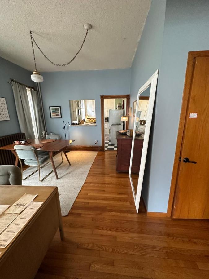Uptown Getaway by the Lakes - Ferienwohnung Minneapolis