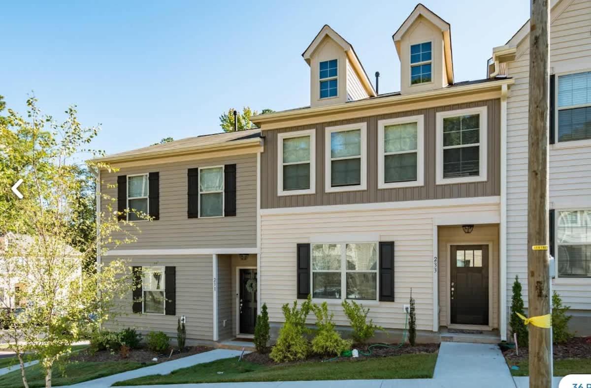 Upscale King 3BR Townhouse Mins to Cary & NC State - Bed and Breakfast