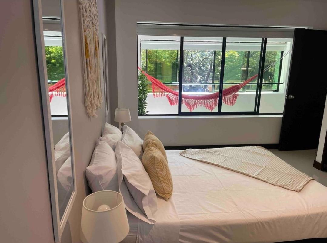 Apartamento con balcón y hamaca en zona rosa laureles 301 - Chambres d’hôtes Medellín