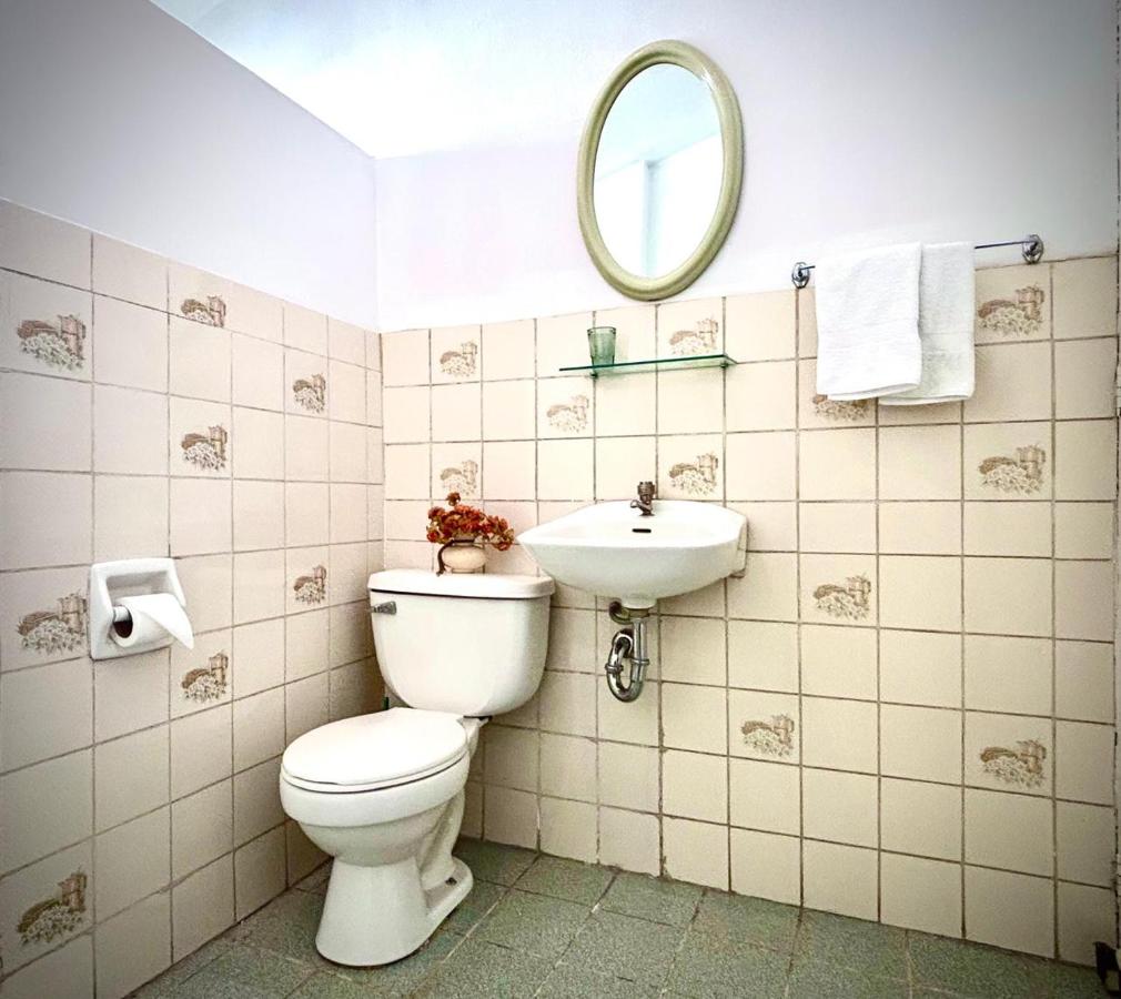 Tweepersoonskamer met 2 Aparte Bedden en Eigen Badkamer