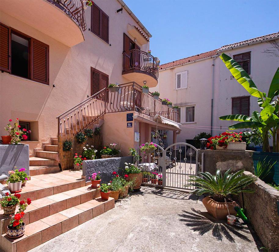 Apartments Fortuna - Bed and Breakfast Novalja