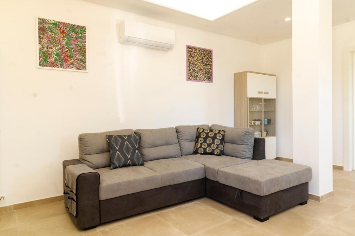 Hot tub, private parking, wifi, AC and BBQ - B&B