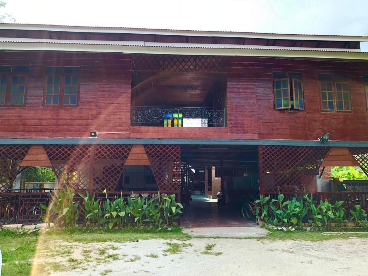 Quadruple Traditional Wooden GuestHouse - B&B Balik Pulau