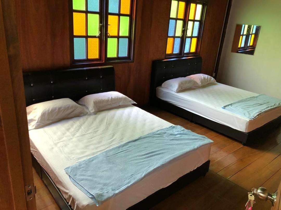 Quadruple Traditional Wooden GuestHouse - B&B Balik Pulau