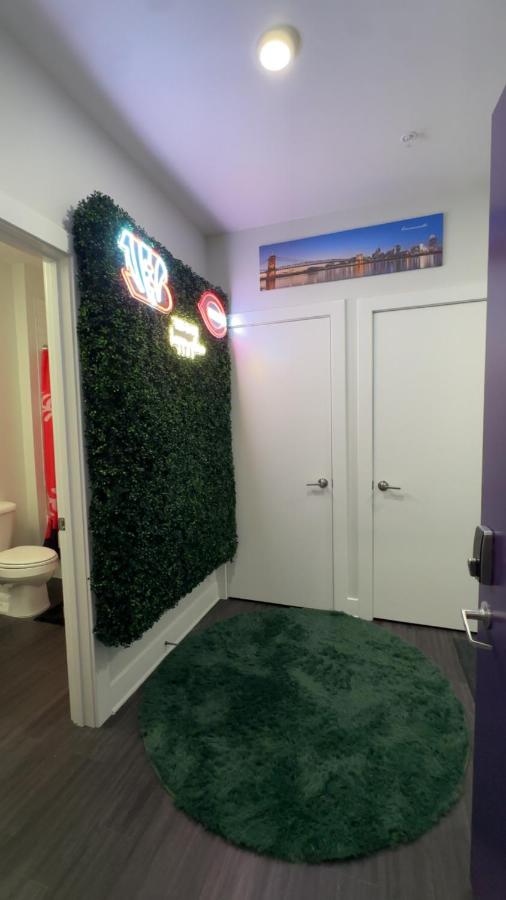 1BR, 1 Bath Apmt with Pool and Riverfront View Only Steps from The Banks & Stadiums ! - B&B