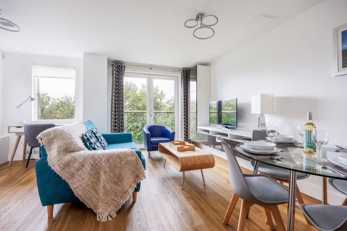 Treetops - Modern Apartment, Moments from Poole Quay - Ferienwohnung Poole
