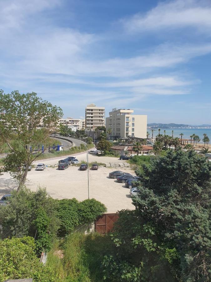 Affordable, Beachfront Apartment - Ferienwohnung Durrës