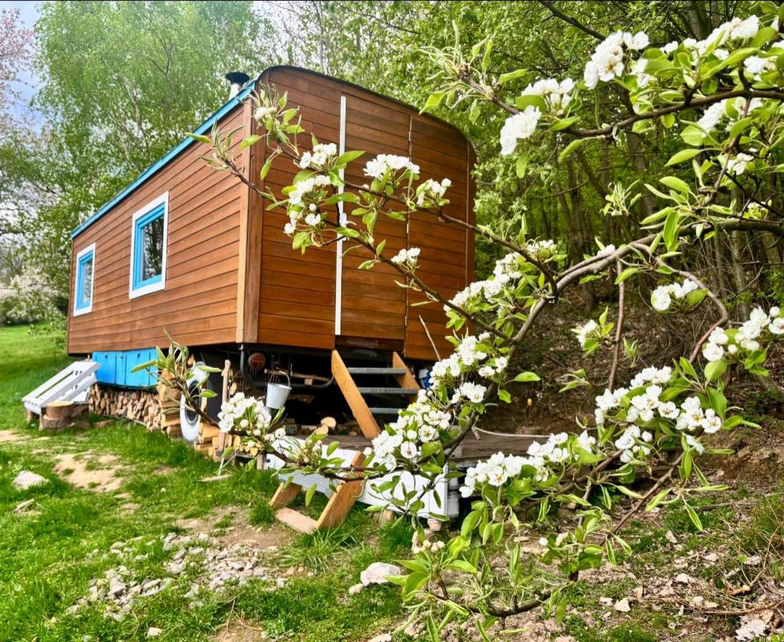 Maringotka a ubytování PodNebesí - Ferienwohnung Křemže